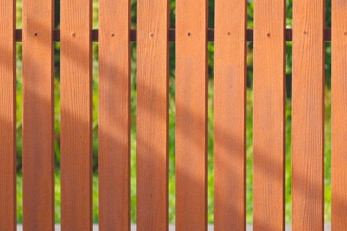 Diseño sostenible y moderno: decks, pérgolas, fachadas y cercos en WPC