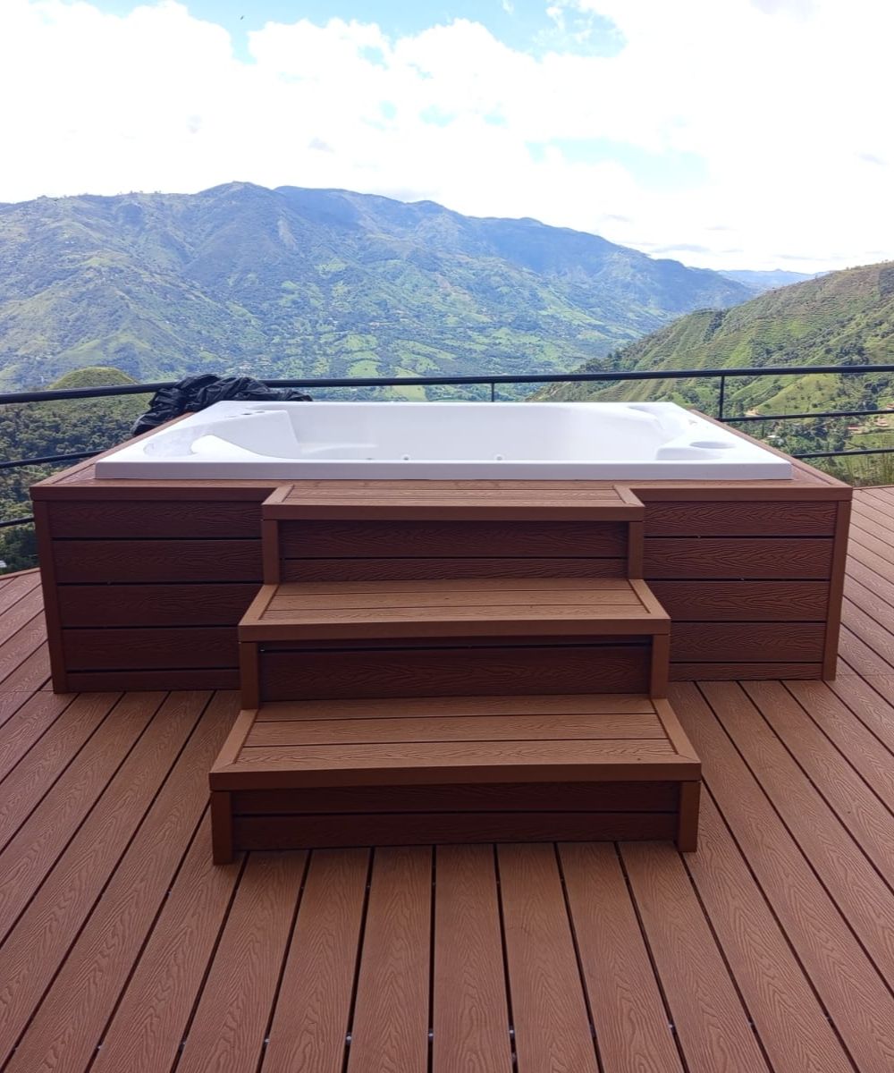 DECK EXTERIOR Y REVESTIMIENTO DE JACUZZI