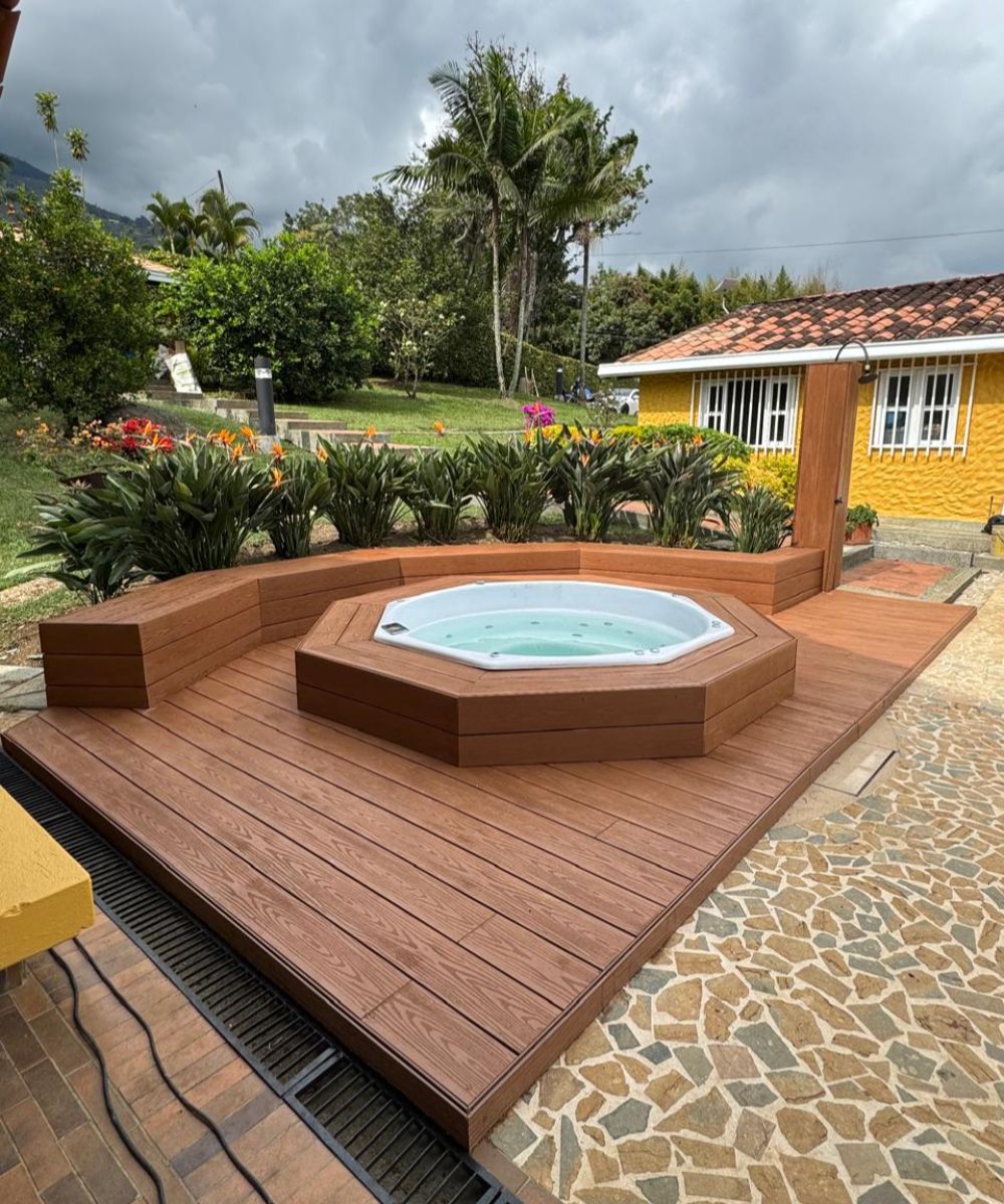 DECK EXTERIOR Y REVESTIMIENTO DE JACUZZI
