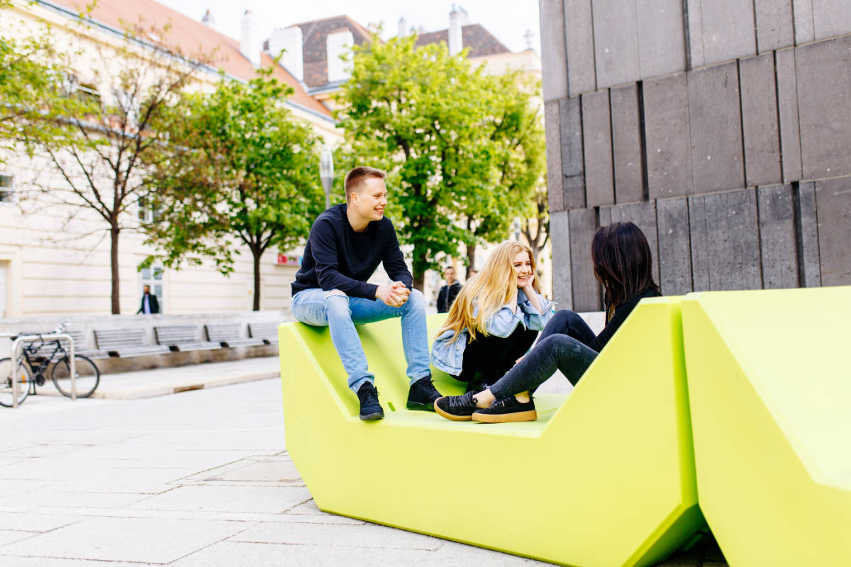 Revestimientos y mobiliario urbano en polipropileno: estética y durabilidad en un solo material