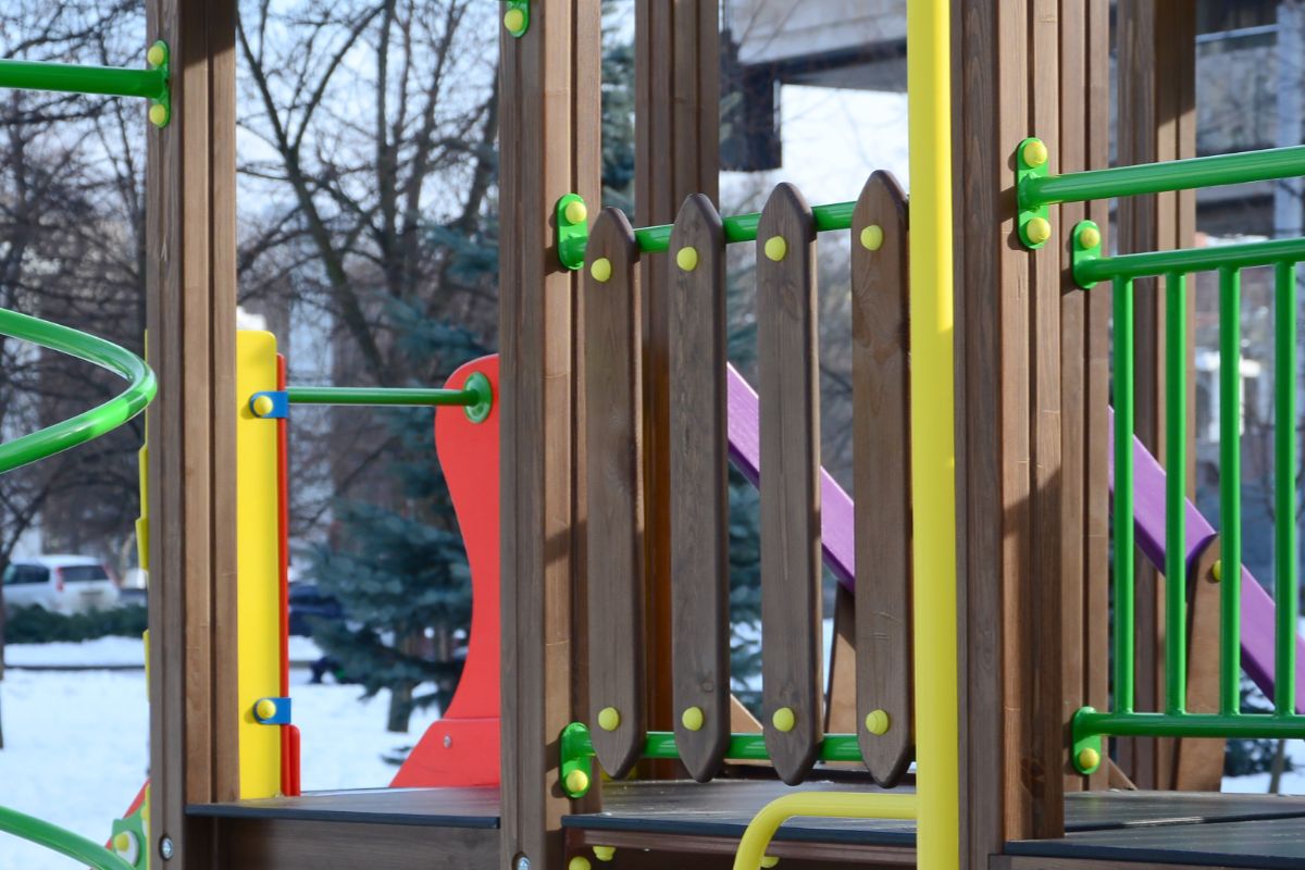 Parques infantiles en madera plástica: seguridad, diseño y cero astillas