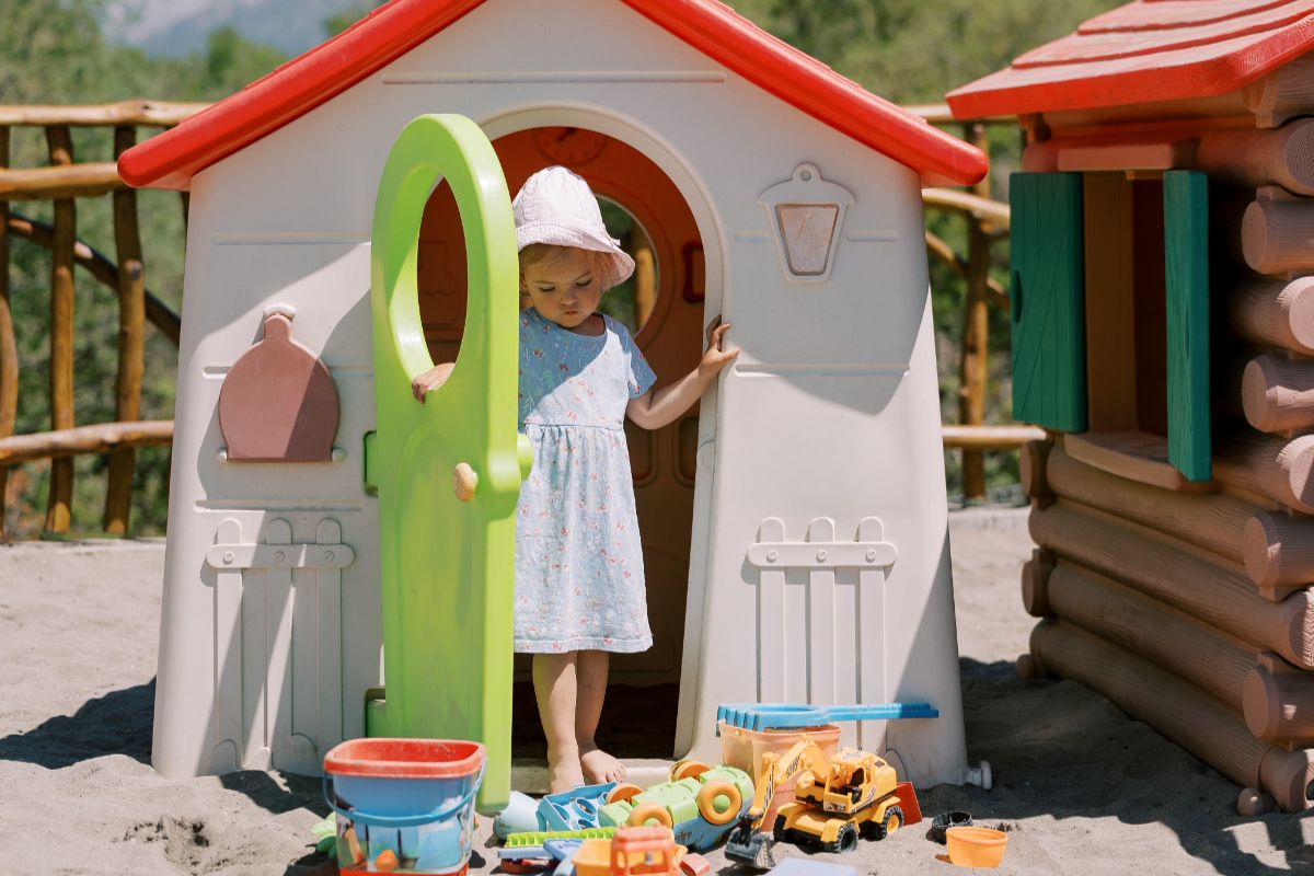 Casas de muñecas y estructuras recreativas hechas para durar