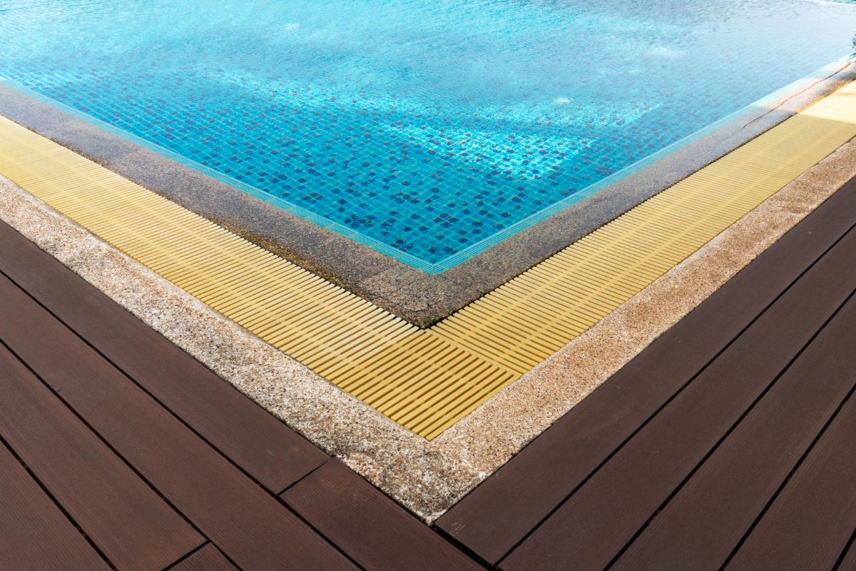 Pasarelas y plataformas para zonas húmedas: soluciones antideslizantes