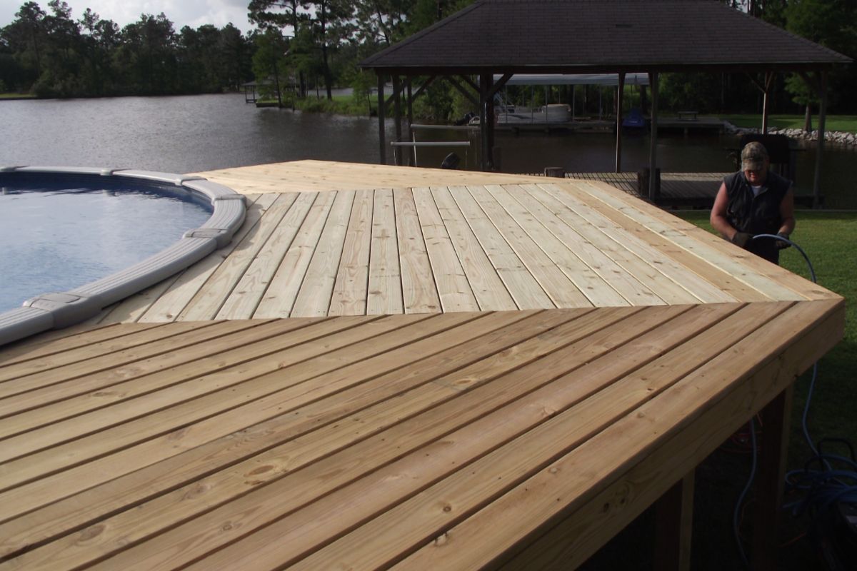 Diferencias entre un deck de madera tradicional, pino inmunizado y madera plástica