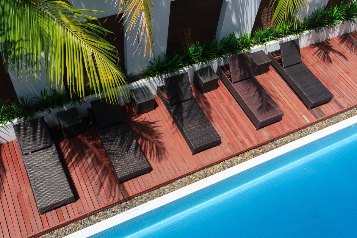 Soluciones en madera plástica para hoteles y proyectos turísticos